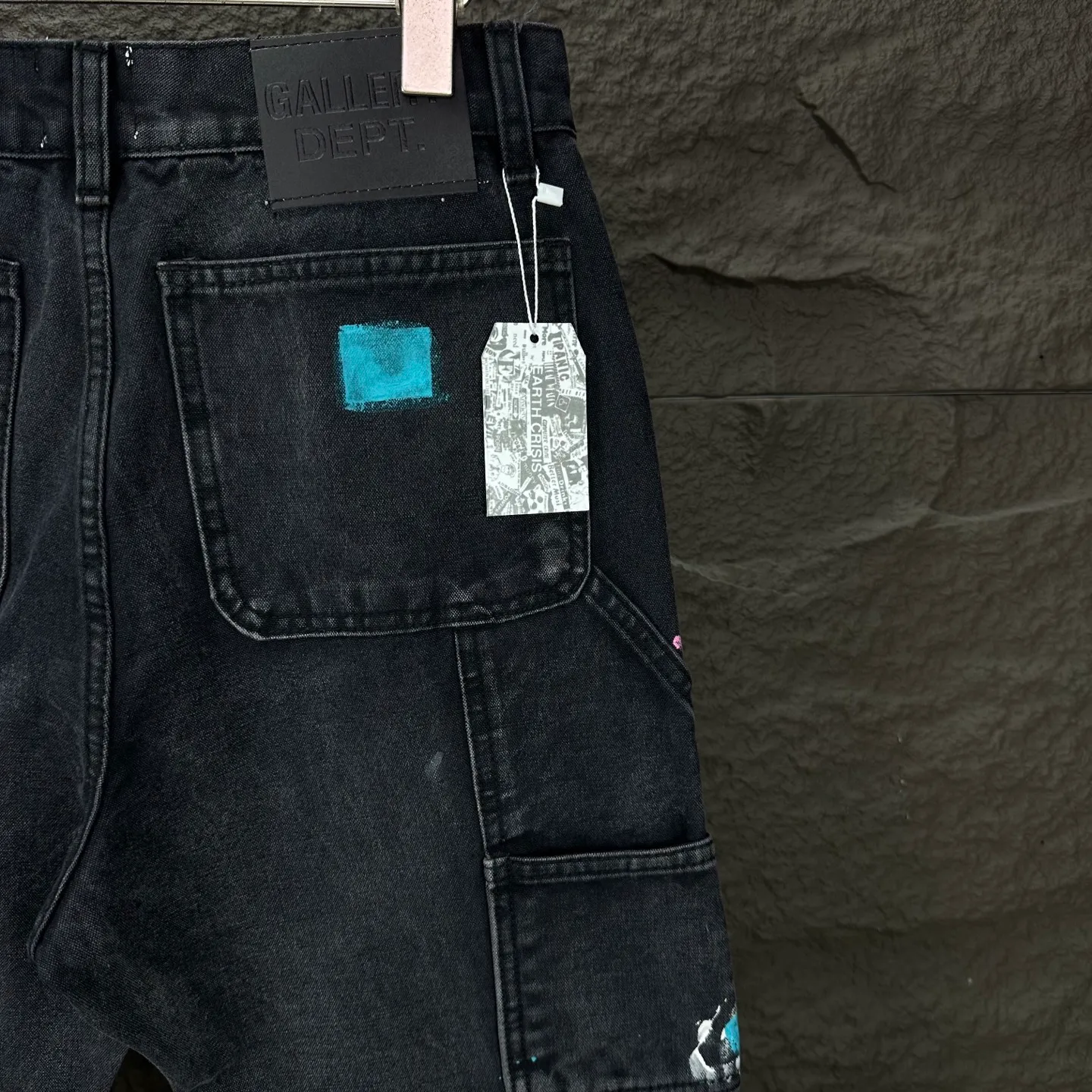 P250 GALLERY DEPT. & Croixin co-branded 2025 new splash-ink hand-painted splicing multi-pocket couple style loose washed micro-flared jeans 🔥High version🔥High version🔥 Top ceiling quality Styles with different washed textures are very friendly to people with thin legs and thick legs. The micro-flared version is very flattering. Moderate length that never goes out of style, easy to match with casually, basic styling for various styles, a must-have in the wardrobe! The fabric is stiff but also makes the upper body soft without losing texture. The washing process is even more perfect. It is a must-have item for everyone! ! ! Washed wheat, hang tag, pants label, three complete labels, color: black, size: 28, 30, 32, 34, 36 (five sizes)